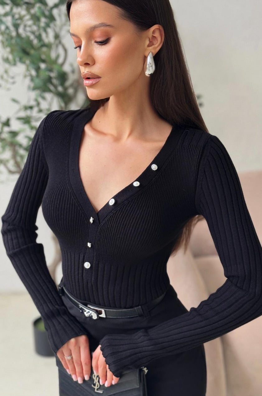 Kvinders fine strikket sweater med dekorative knapdetaljer og V-hals Stilla