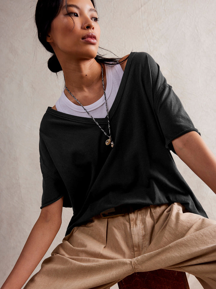 Dame oversized T-shirt med dyb V-udskæring og afslappet snit Stilla