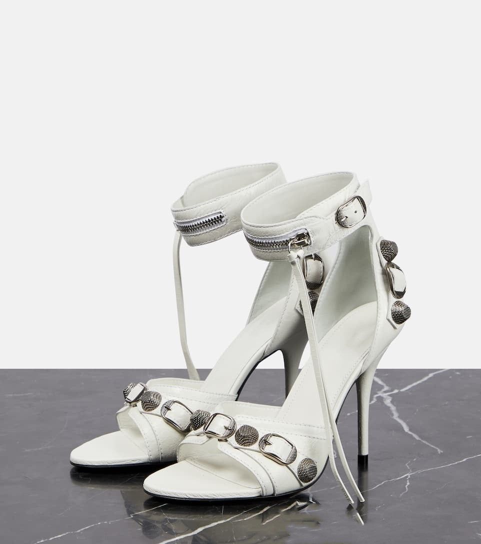 Femme High-Profile Stiletto Sandaler med dekorativ ankelrem og metalliske accenter Stilla