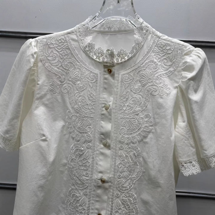 Damebluse med kunstneriske hulbroderier og elegante flæser Stilla