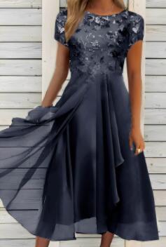Dame med elegant chiffon midikjole med floral spidsapplikation og flydende klokkeslæt skørt Skovae