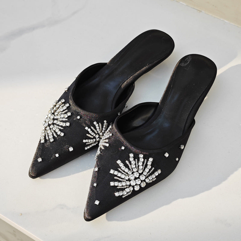 Dame Mules med funklende strass dekorationer og elegant spids design Stilla