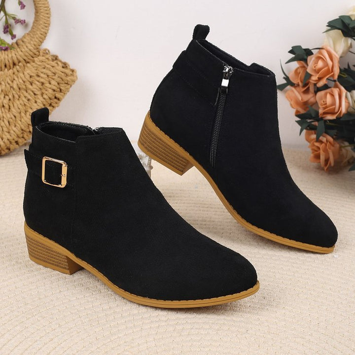 Dame Ankle Boots i blødt ruskind med stilfulde spænder og praktisk lynlås Stilla