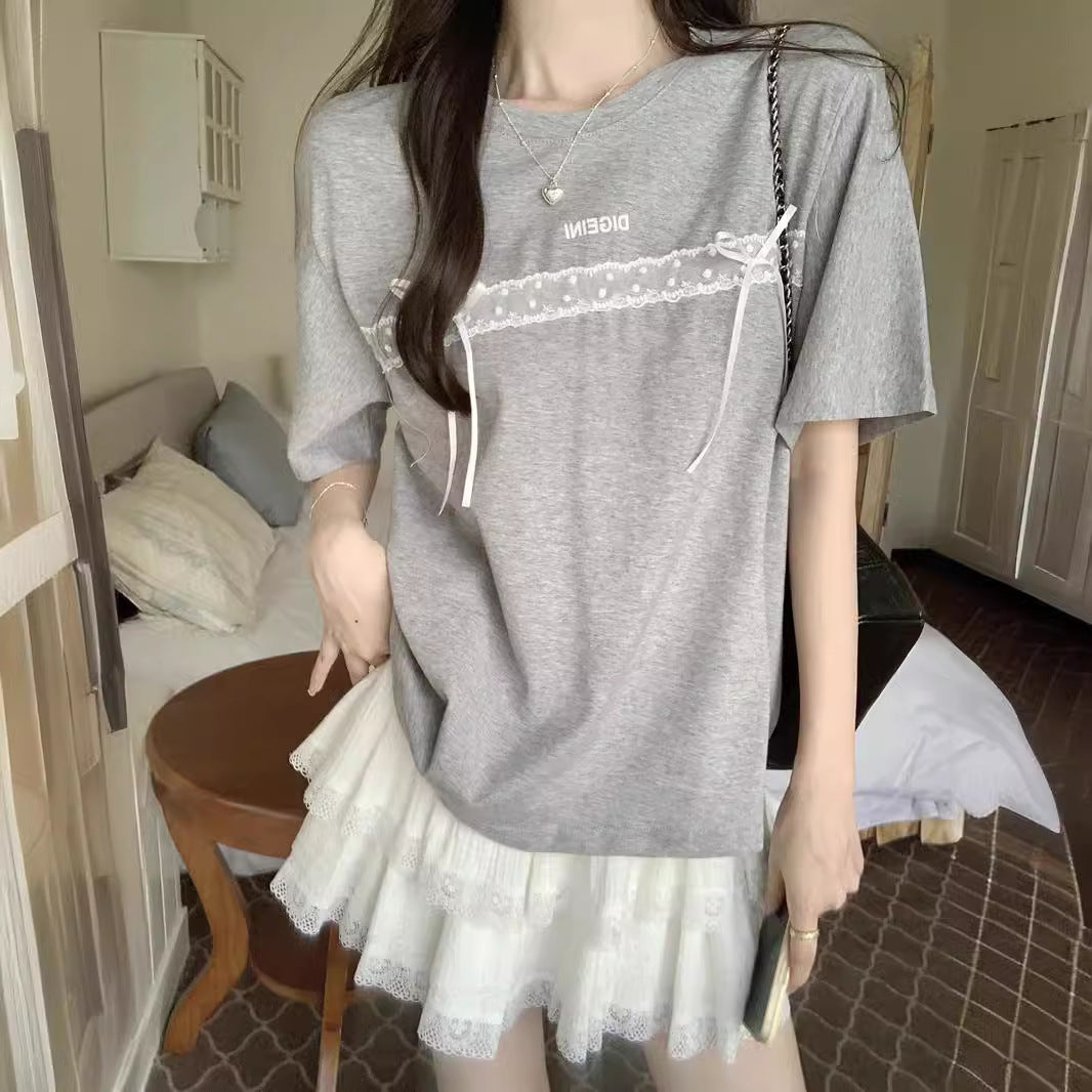Femme Relaxed Fit Graphic T-Shirt med dekorativt spidsedetalje Stilla