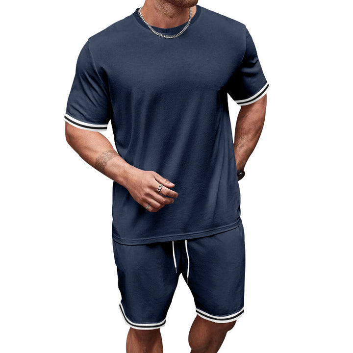 Herre nan sporty jersey sæt bestående af kortærmet t-shirt og bermuda shorts med kontraststriber, elastisk talje og skrålommer Skovae