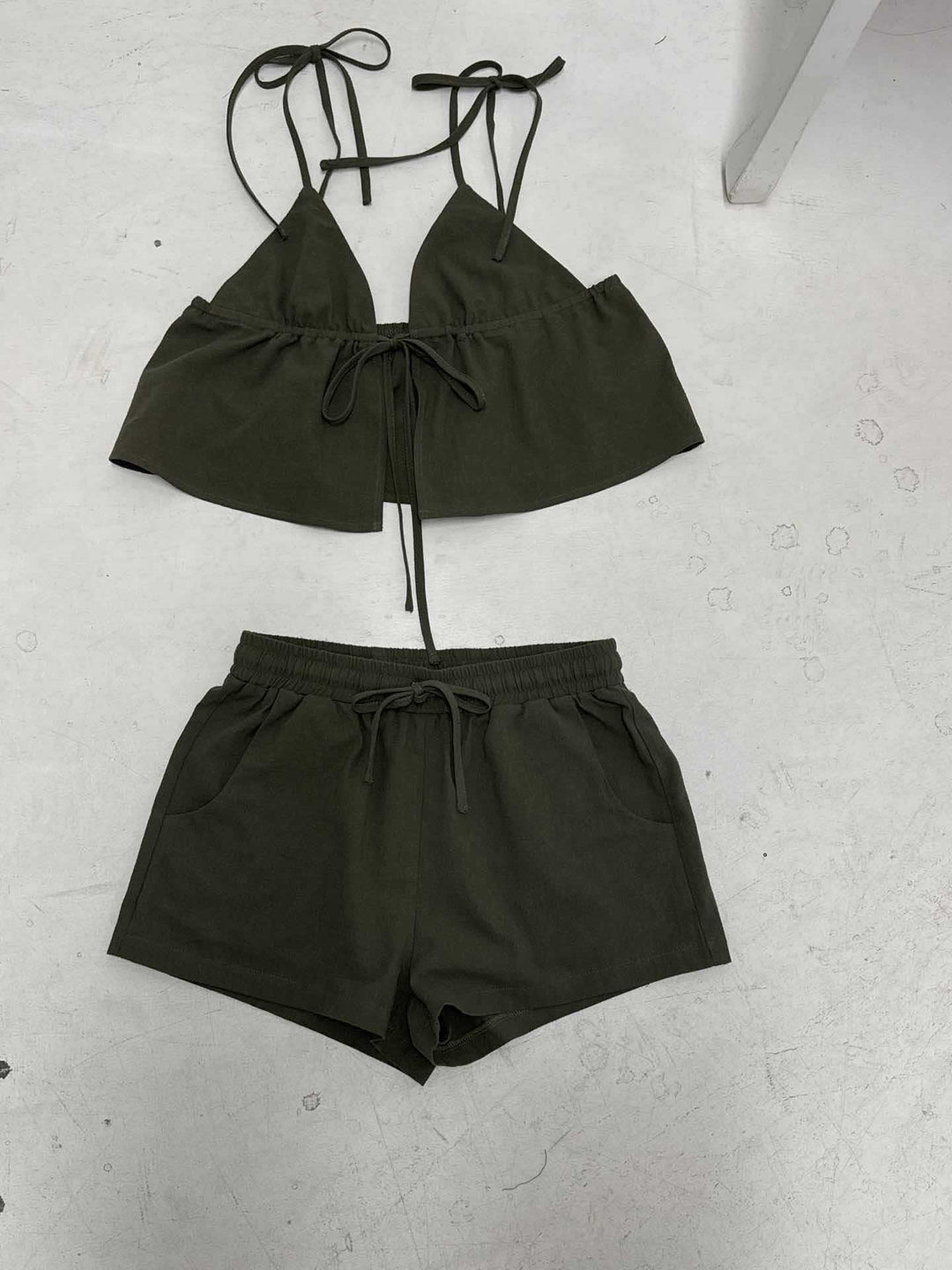Damen elegantes Halter-Top mit herausragender Raffung und kurzen Shorts Skovae