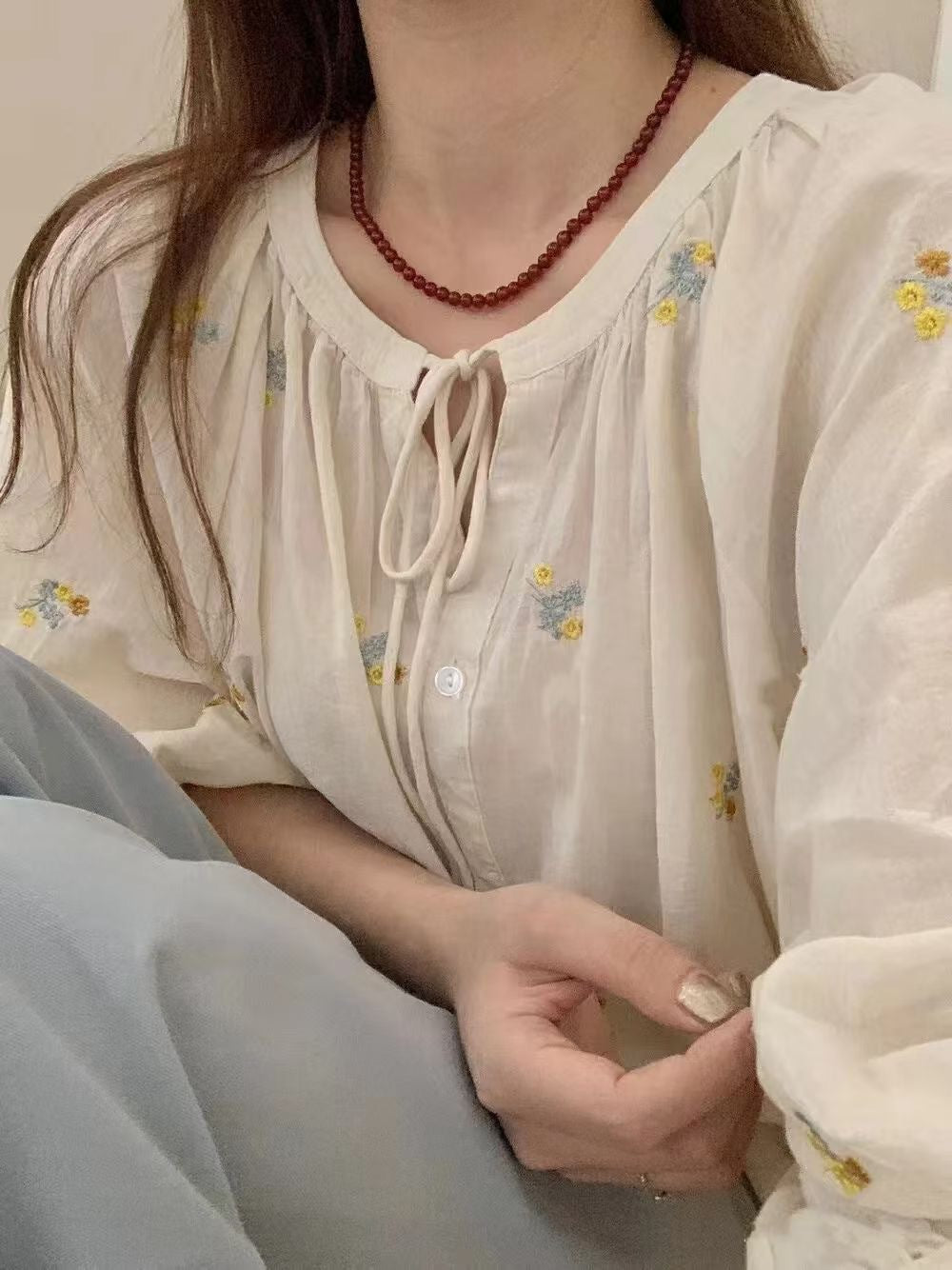 Dame Broderet Bluse med Knude Slips og Ballonærmer Stilla