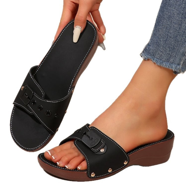Dame slide sandal with padded comfort insole, decorative buckle and lightweight wedge sole Skovae