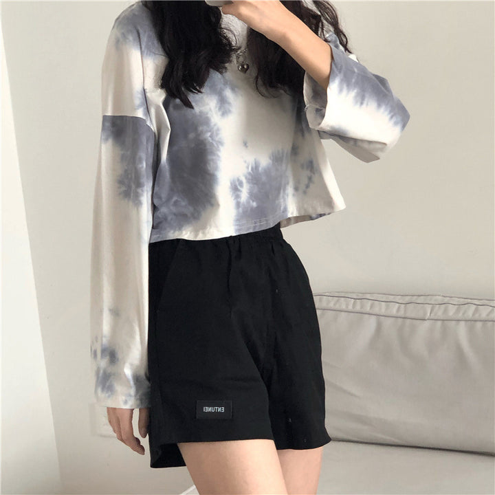 Kvindernes cropped sweatshirt med moderne batikdesigns og afslappet snit