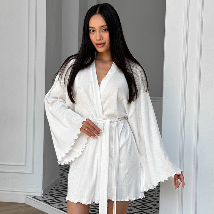 Damebadetøjssæt med elegant volangdetalje og gennemsigtig robe Stilla