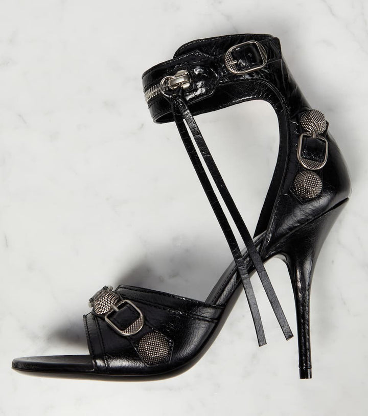 Femme High-Profile Stiletto Sandaler med dekorativ ankelrem og metalliske accenter Stilla