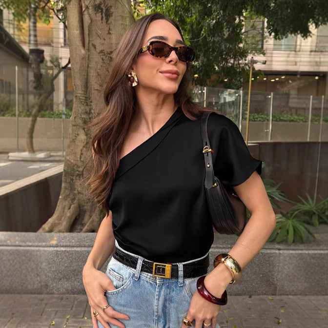Dame satin bluse med asymmetrisk udskæring og elegant design Stilla