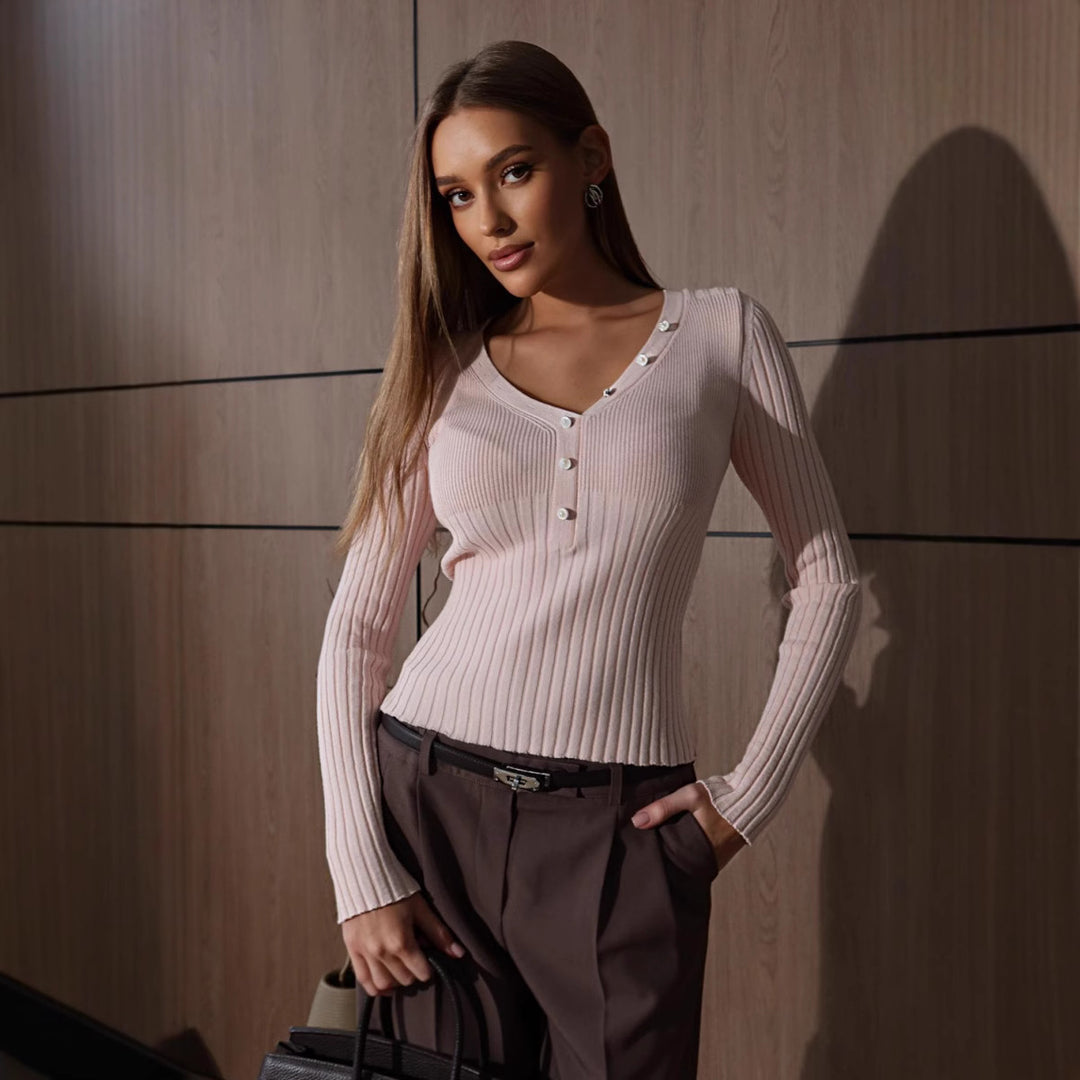 Kvinders fine strikket sweater med dekorative knapdetaljer og V-hals Stilla