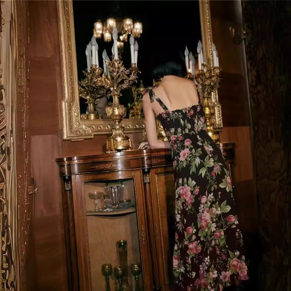 Dame Sommermaxikjole med blomsterdekorationer og elegant snit Stilla