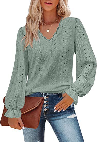 Damebluse med romantisk snit og detaljerigt broderi Stilla