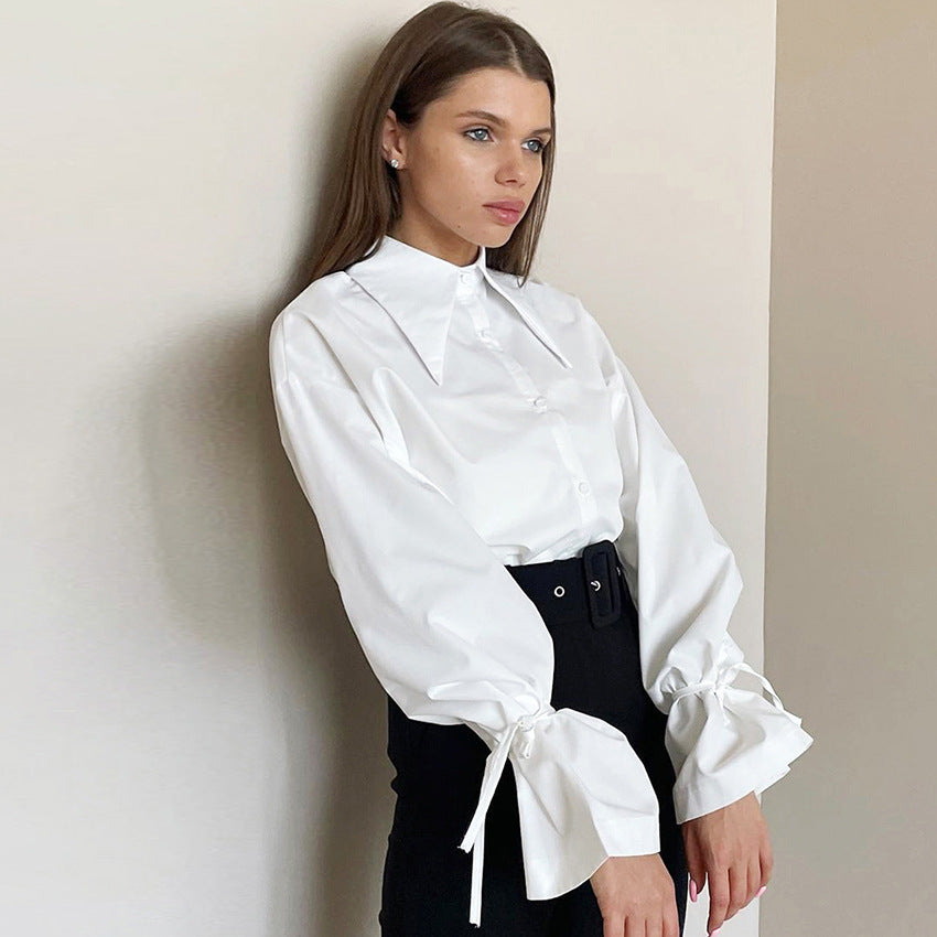 Damebluse med raffinerede knudedetaljer og elegant krave Stilla