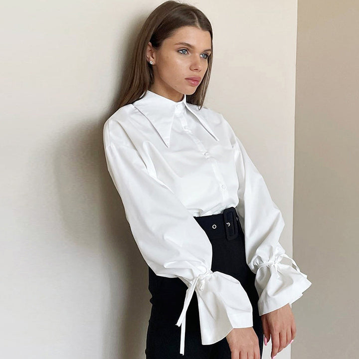 Damebluse med raffinerede knudedetaljer og elegant krave Stilla