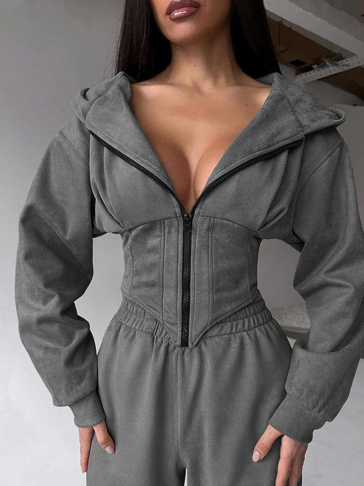Kvindernes figur-flatterende jumpsuit med skræddersyet design og sporty hætte Skovae