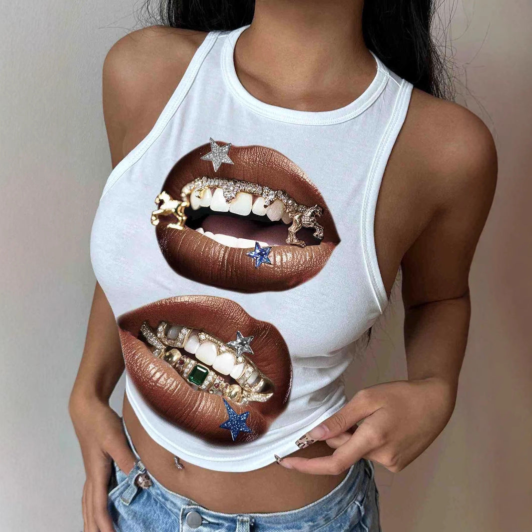 Dame tanktop med kunstnerisk læbe motiv og tætsiddende snit Skovae