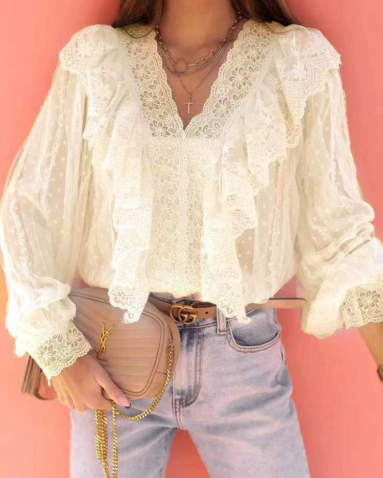Dame elegant bluse med spetskant og flæsedetaljer Stilla