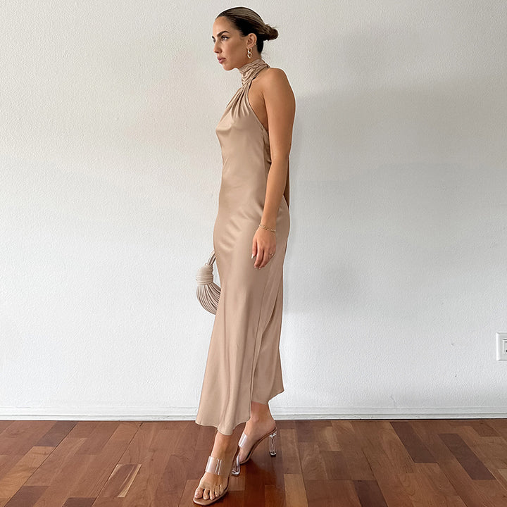Dame maxikjole med elegant halterneck og figursyet snit Stilla