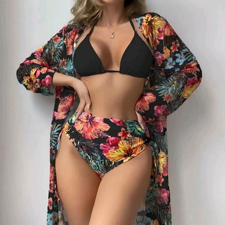 Dame bikini-sæt med højt skåret trusser og blomster-cover-up Stilla