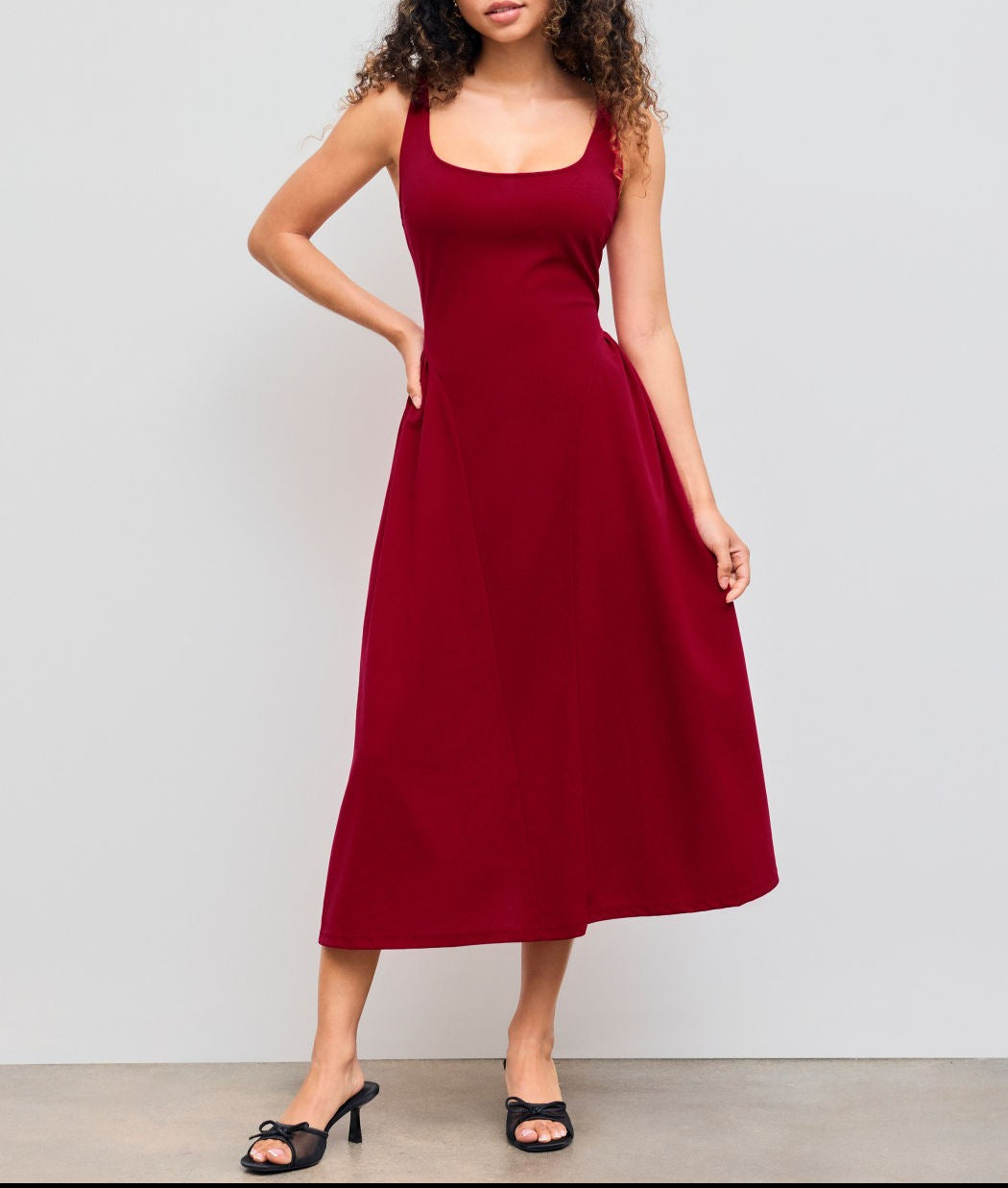 Dame maxikjole med off-shoulder design og figurvenlig pasform Skovae