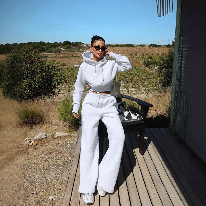 Dame cropped hoodie og løse joggebukser i afslappet design Skovae