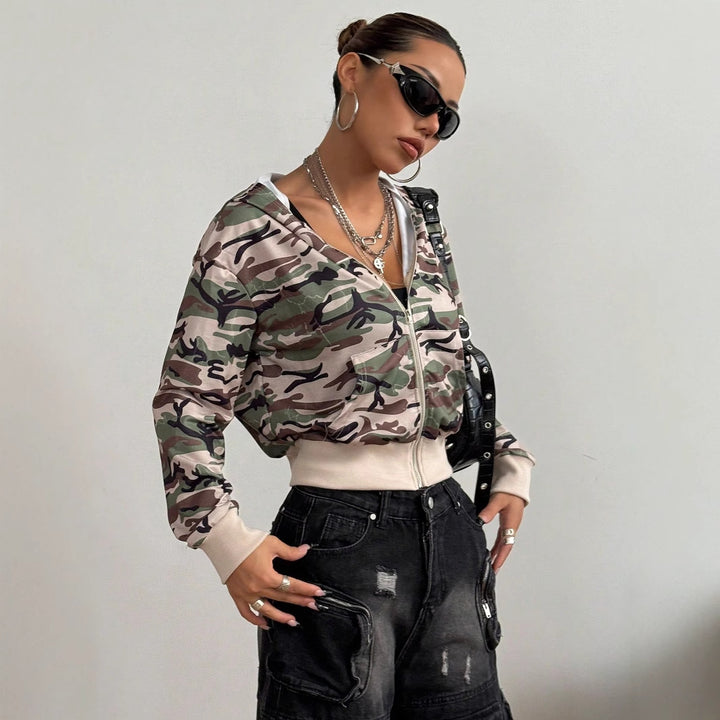 Kvindernes cropped hoodie jakke i moderne camouflage stil Stilla