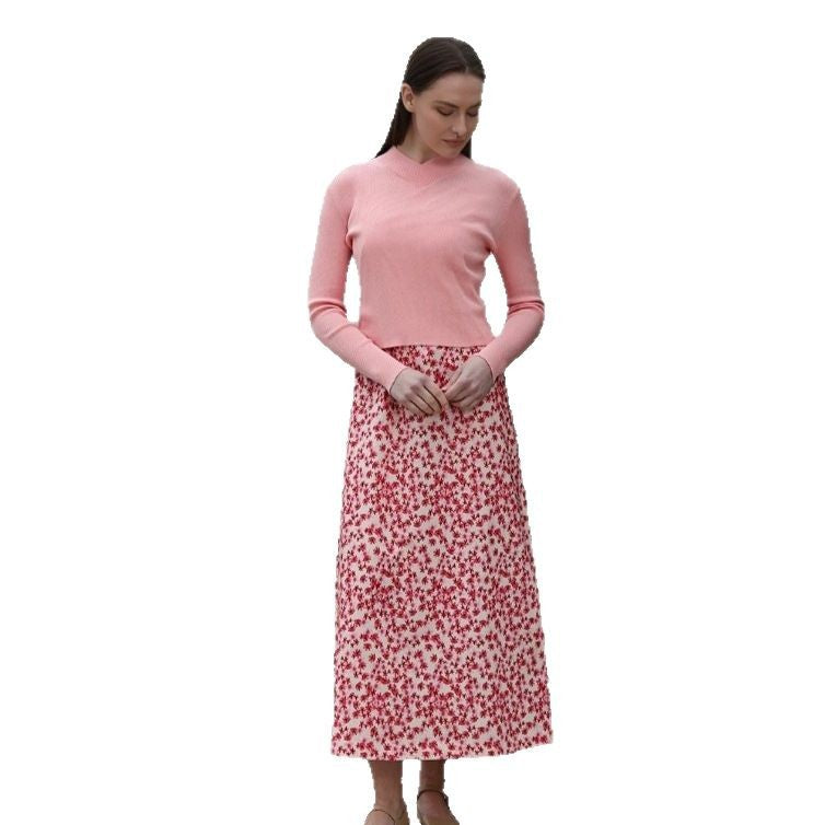 Kvindernes kombination af moderigtig sweater og maxiskørt med blomster mønstre
