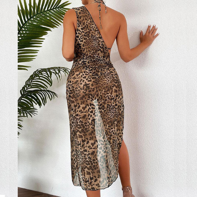 Dame triangel-bikini med moderne halterneck-top og gennemsigtig sarong drape