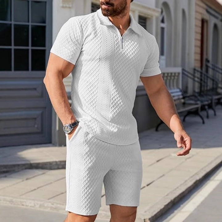 Herren moderigtigt kortærmet polo tee med imprægneret strukturelt design og matchende shorts Stilla