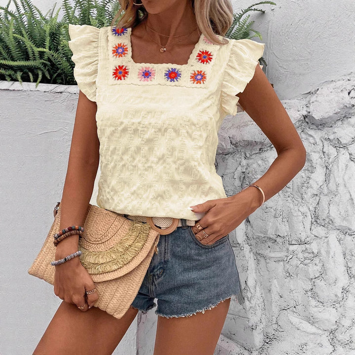 Damebluse med volant og håndlavet broderidesign Stilla