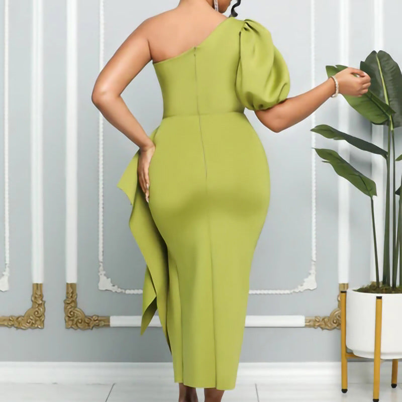Dame asymmetrisk cocktailkjole med voluminøse puffærmer og draperingsdetaljer Stilla