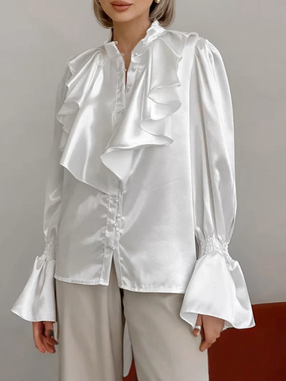 Damebluse med flæsedetaljer og elegant satinlook Stilla