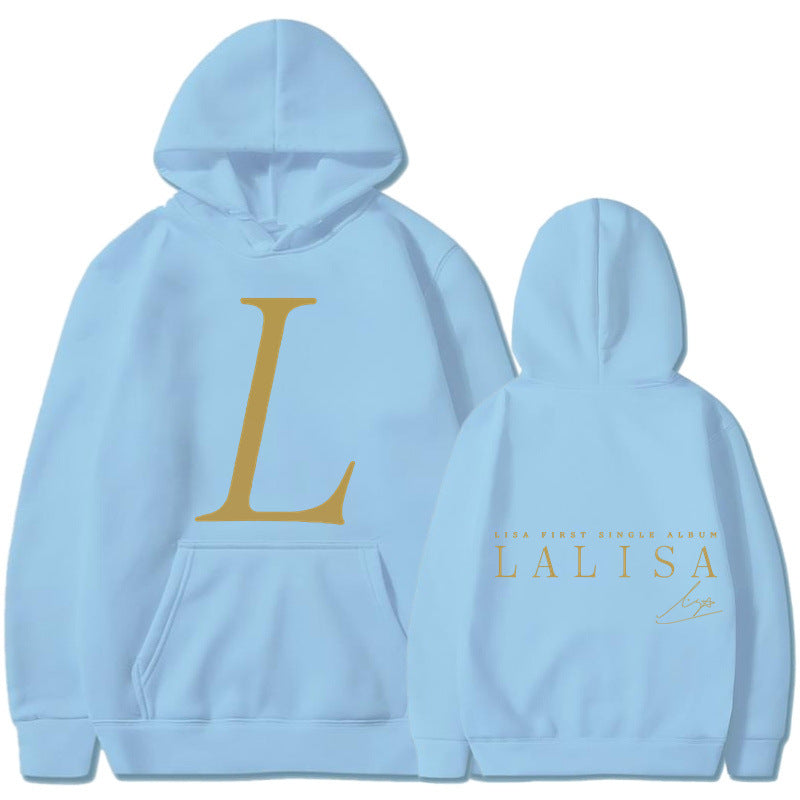 Kvindernes hoodie med stilfuldt initialer print og generøs kængurulomme Skovae