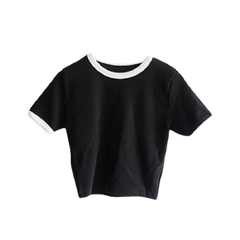 Kvinders cropped T-shirt med kontrasterende ærmeopkanter og afslappet pasform