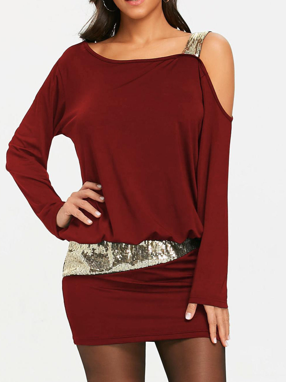 Femme Elegantes og funklende top med off-shoulder design Stilla