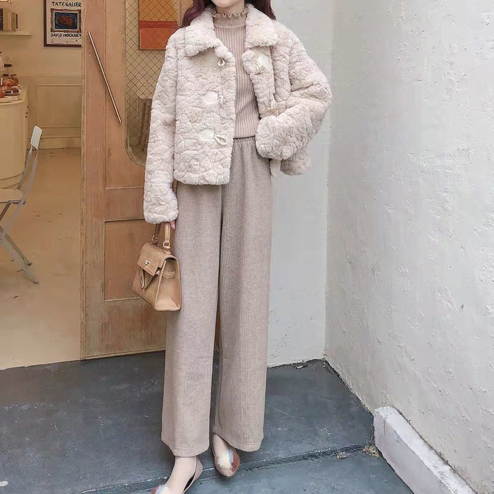 Dames elegant faux fur jakke med stilfuld krave og dekorative knapdetaljer Stilla