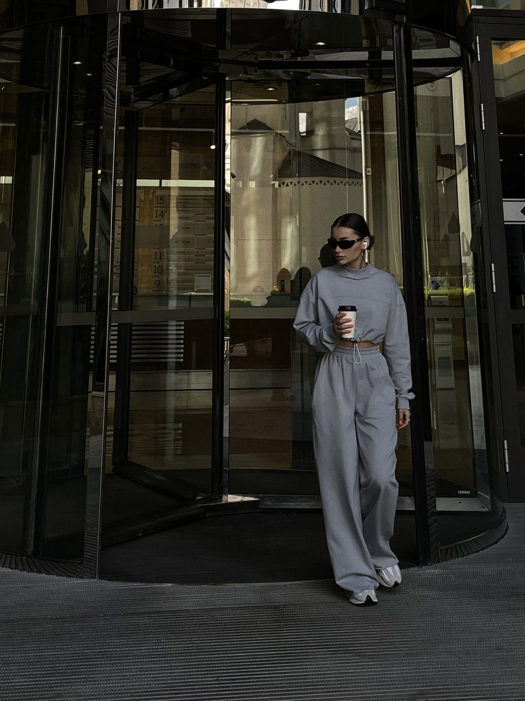 Kvindernes trendy cropped sweatshirts og brede bukser sæt Skovae