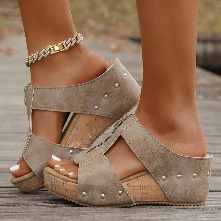 Dame Wedge-Pantoletten med stilfuld lynlås og fashionable nitter Stilla
