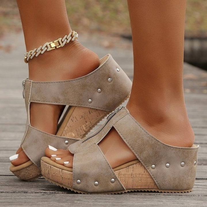 Dame Wedge-Pantoletten med stilfuld lynlås og fashionable nitter Stilla