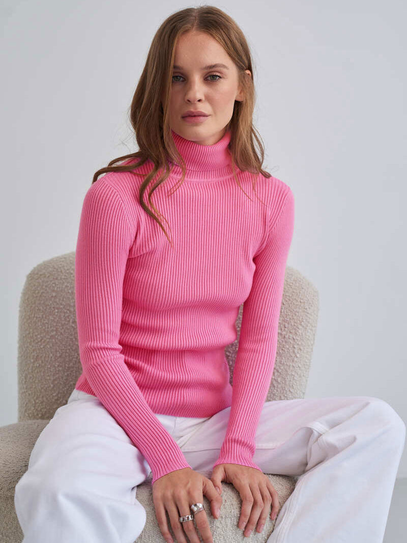 Kvinders lang sweater med høj krave og fin ribbet tekstur Stilla