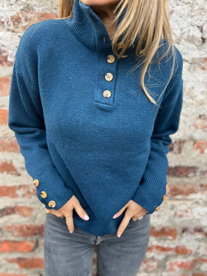 Kvinders hyggelige sweater med høj krave og dekorative knapdetaljer Stilla