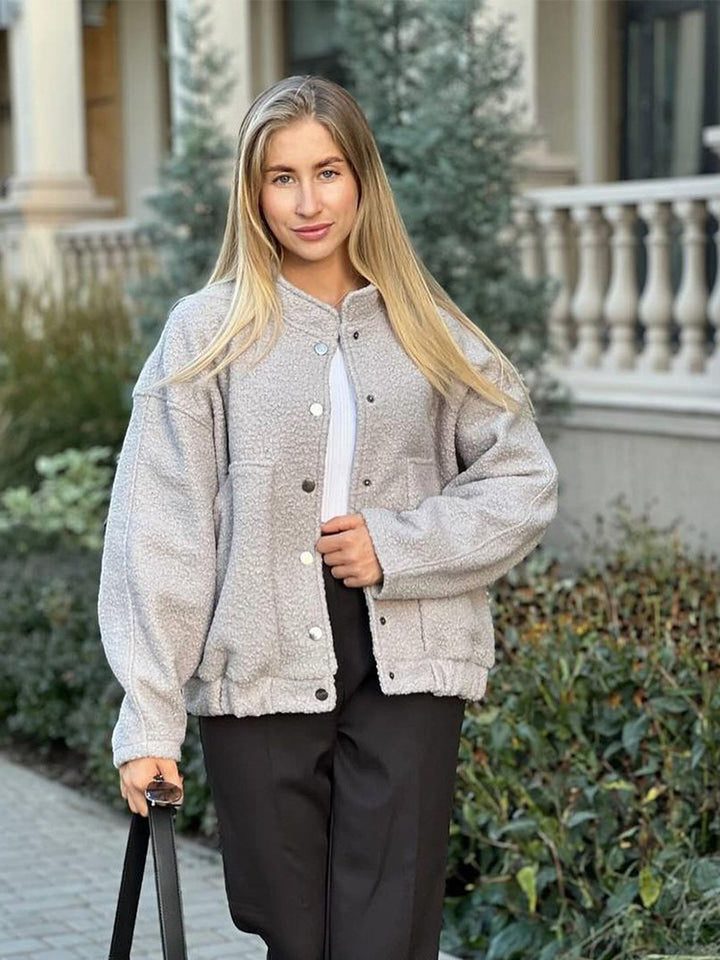 Dame Oversized Fleecejakke med trykknapper og praktiske lommer Stilla