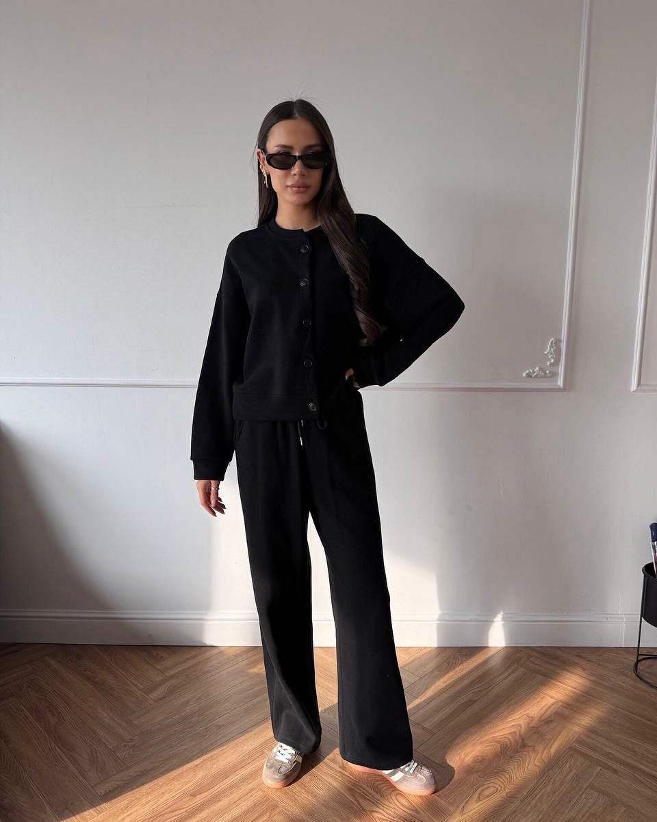 Kvinders afslappede hoodie jumpsuit med brede ben og knapdetaljer Skovae