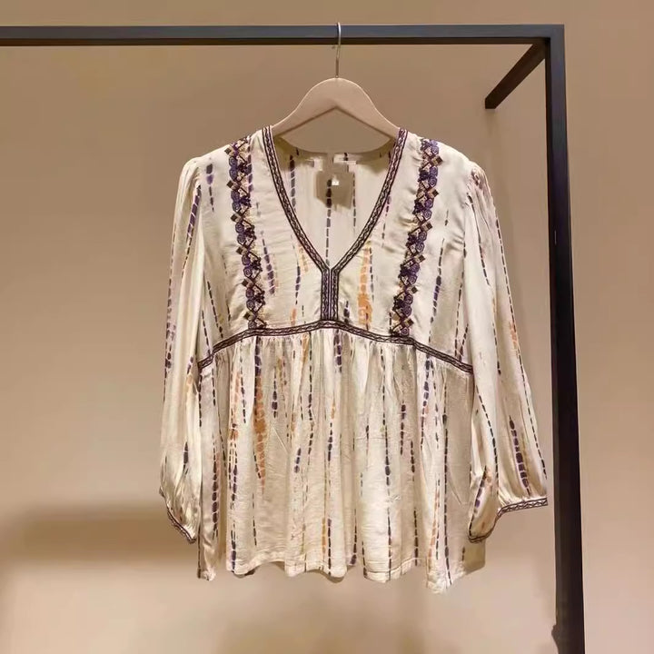 Damebluse med romantisk V-hals og kunstnerisk broderedesign Stilla