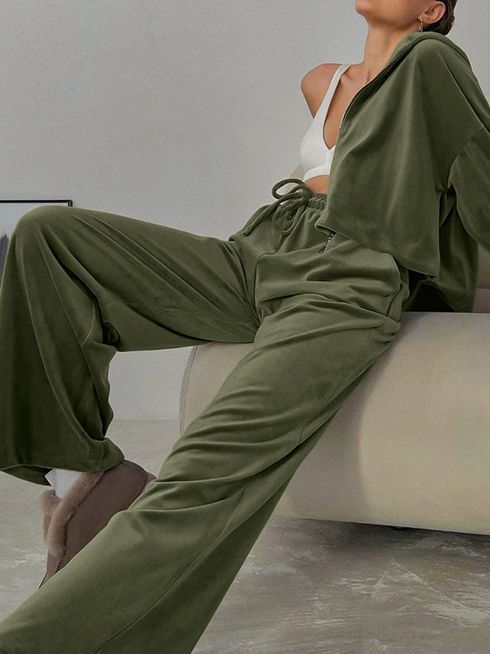Dame lounge sæt i blødt velour med hætte og elastisk bånd Stilla