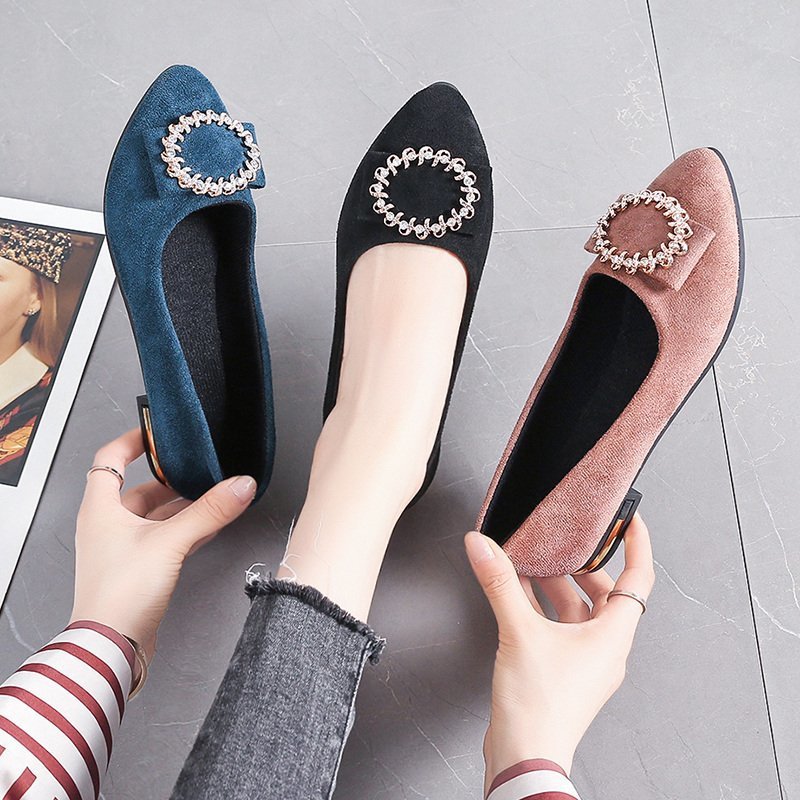 Dame nan elegante Veloursoptik-Ballerinas med dekorativ smykkebrosche og lille blokhæl Skovae