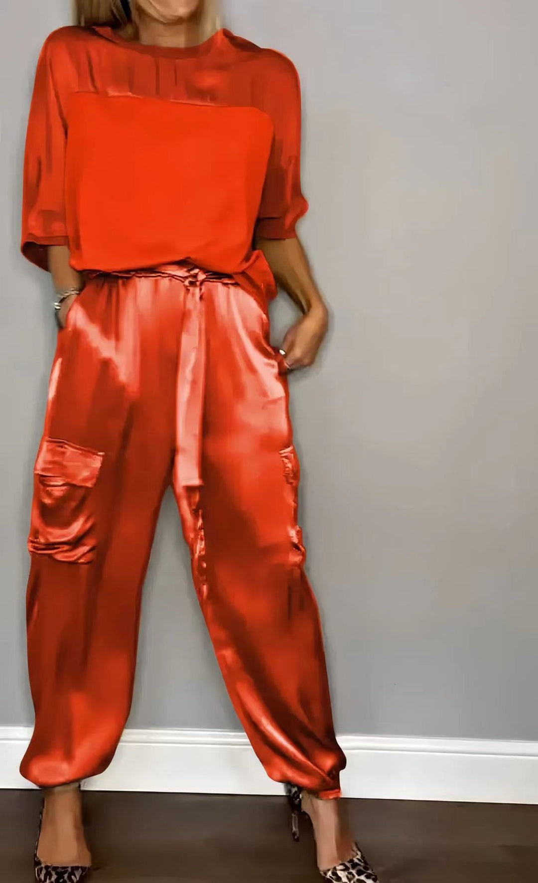 Dame Satin-Loungewear-Sæt med praktiske cargo-lommer og elastisk bukseelastik Stilla